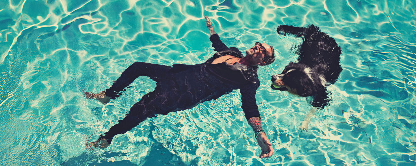 Philippe Caveriviere dans l'eau avec un chien