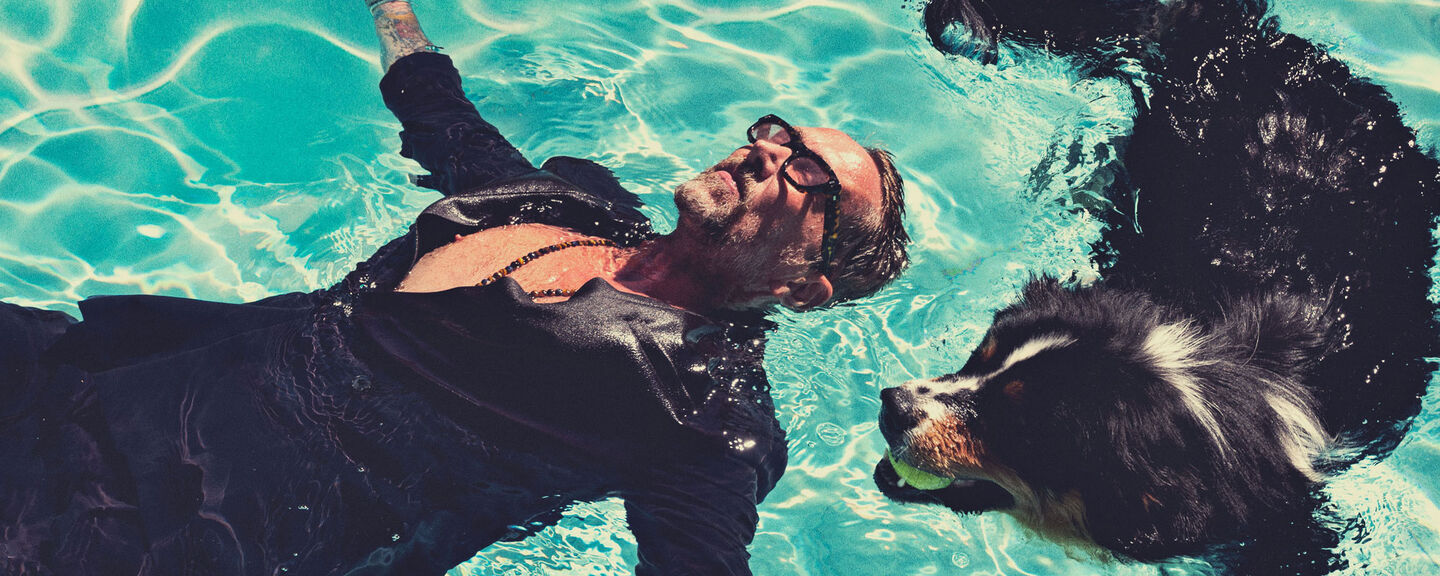 Philippe Caveriviere dans l'eau avec un chien 2